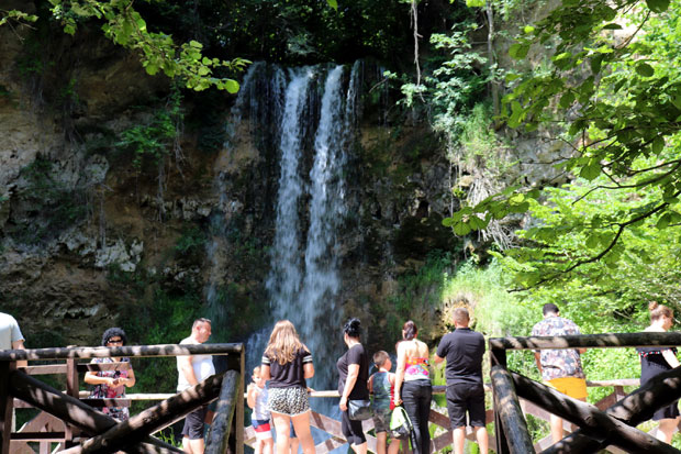 Ресава пуна туриста, најзанимљивији пећина и водопад